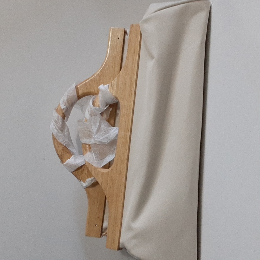 White  handbag  purse with  wooden  handles
